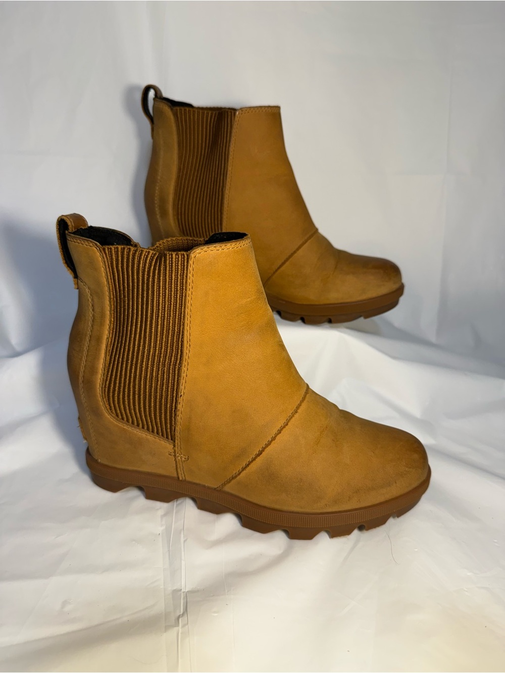 Sorel Tan Joan of Arctic Nubuck Leather Wedge Booties Size 7.5 Pull On Round Toe